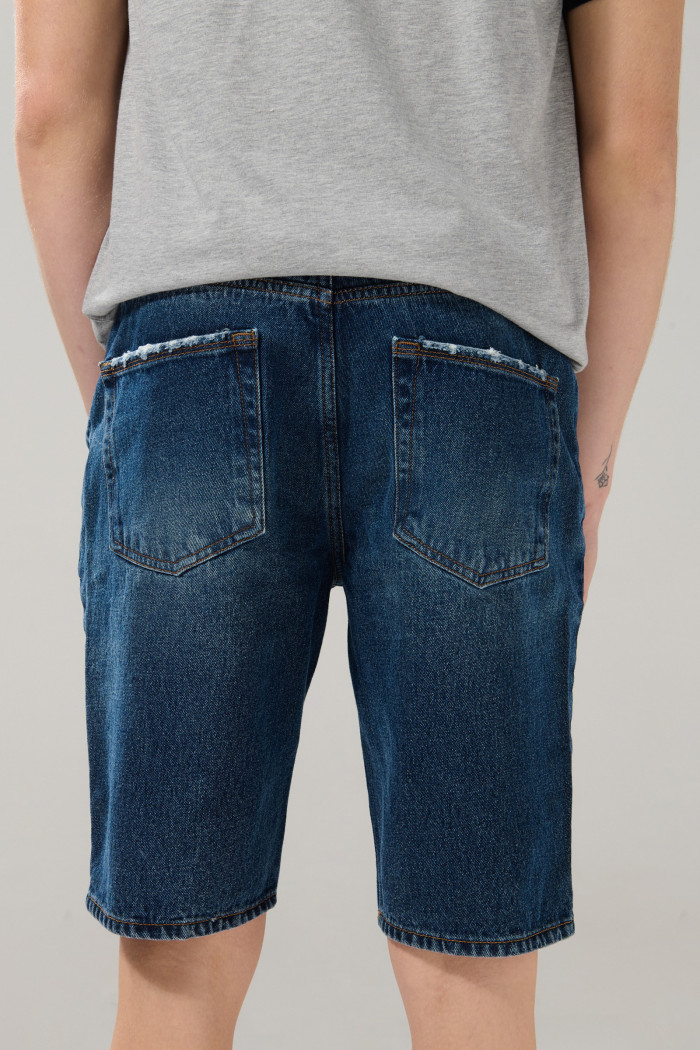 Bermuda tiro bajo de jean azul oscura slim con cremallera