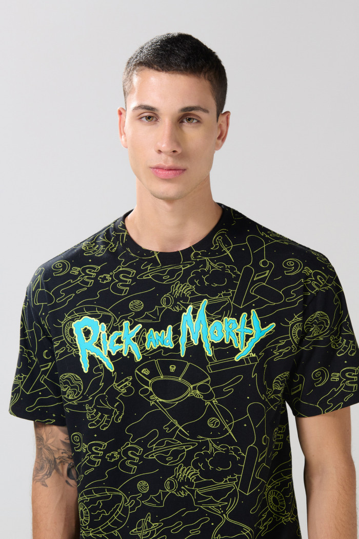 Camiseta negra de Rick and Morty con manga corta