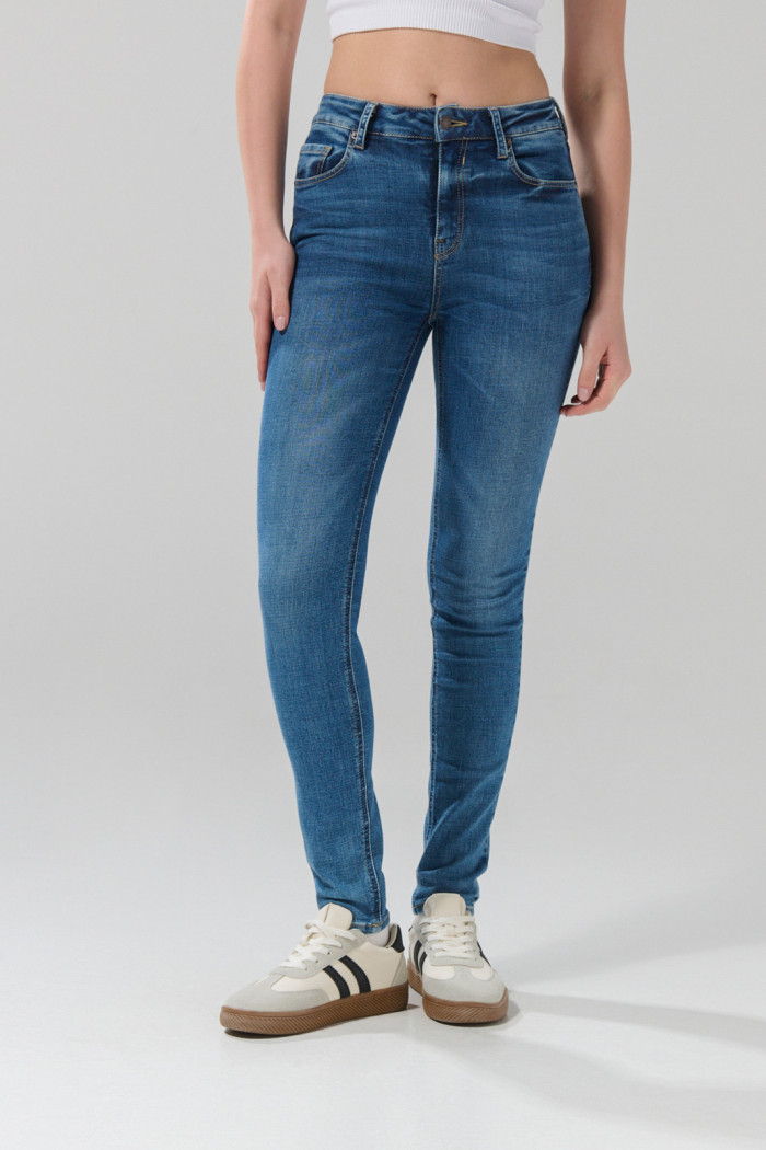 Jean azul medio tipo jegging con tiro alto y desgastes