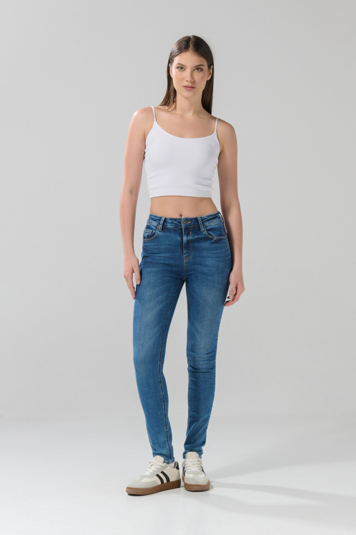 Jean azul medio tipo jegging con tiro alto y desgastes