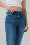 Jean azul medio tipo jegging con tiro alto y desgastes