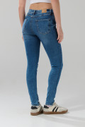 Jean azul medio tipo jegging con tiro alto y desgastes