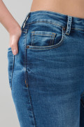 Jean azul medio tipo jegging con tiro alto y desgastes