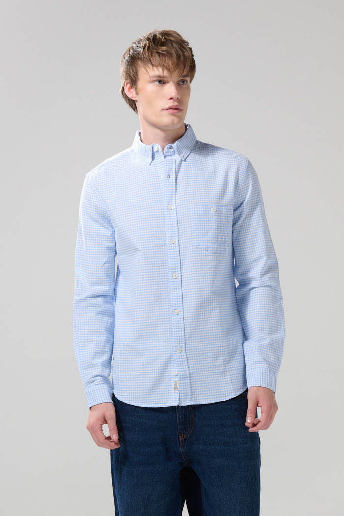 Camisa manga larga unicolor con cuadros en contraste