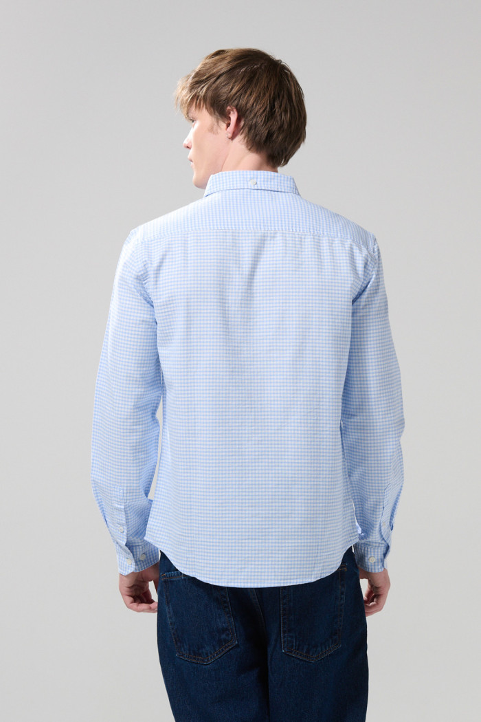 Camisa manga larga unicolor con cuadros en contraste