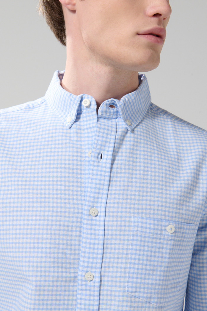 Camisa manga larga unicolor con cuadros en contraste