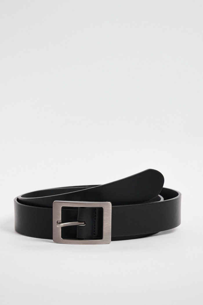 Cinturón negro con hebilla cuadrada y textura lisa
