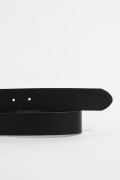 Cinturón negro con hebilla cuadrada y textura lisa