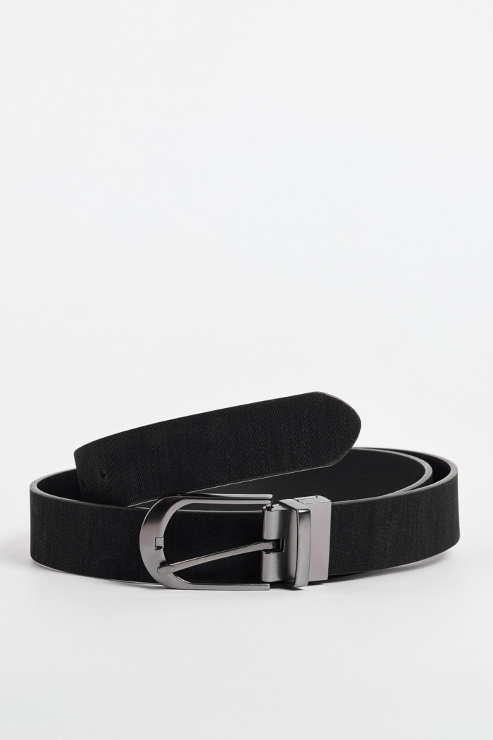 Cinturón liso reversible negro con hebilla metálica