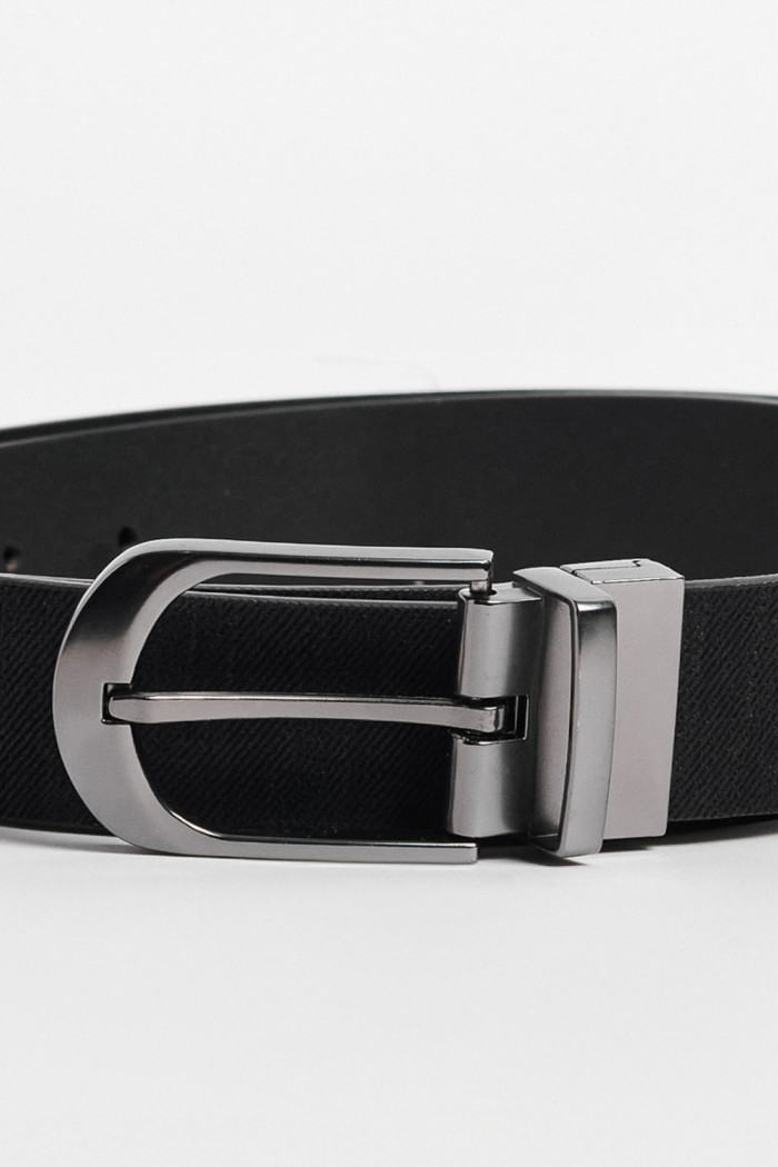 Cinturón liso reversible negro con hebilla metálica