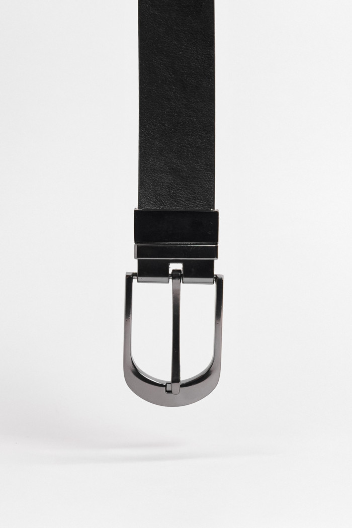 Cinturón liso reversible negro con hebilla metálica