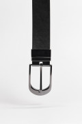 Cinturón liso reversible negro con hebilla metálica