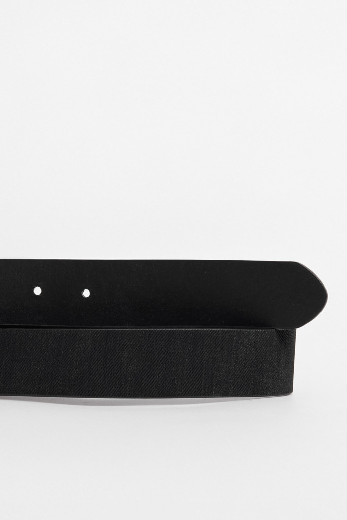 Cinturón liso reversible negro con hebilla metálica