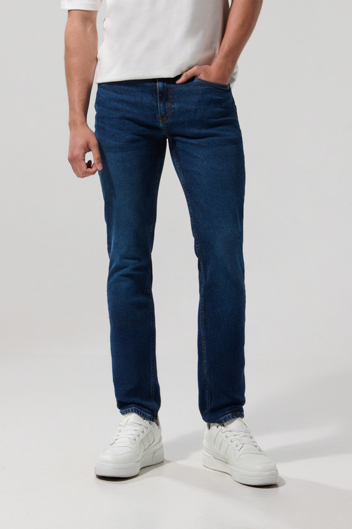 Jean slim 5 bolsillos azul oscuro con tiro bajo y cremallera