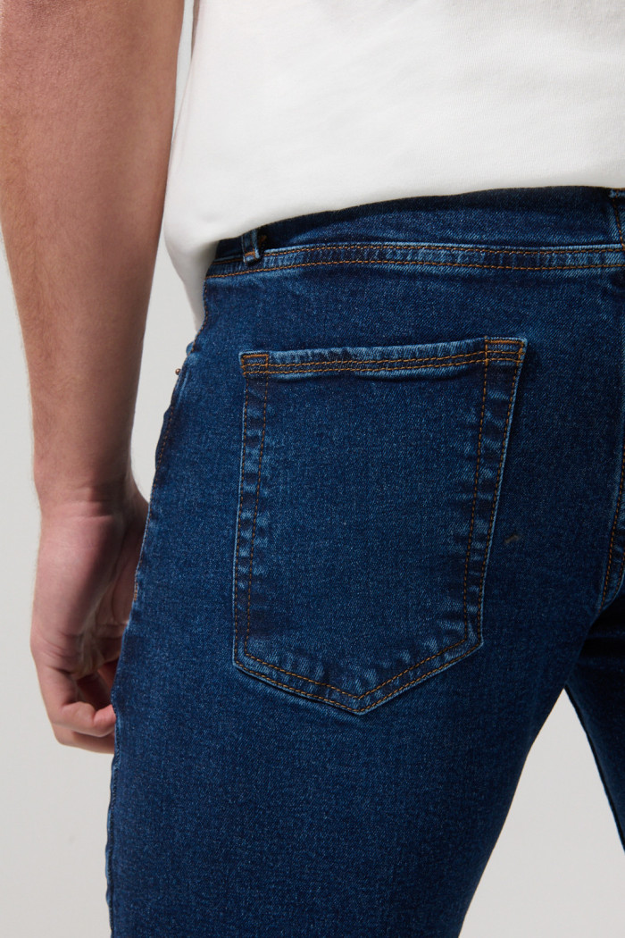 Jean slim 5 bolsillos azul oscuro con tiro bajo y cremallera
