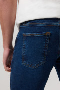 Jean slim 5 bolsillos azul oscuro con tiro bajo y cremallera