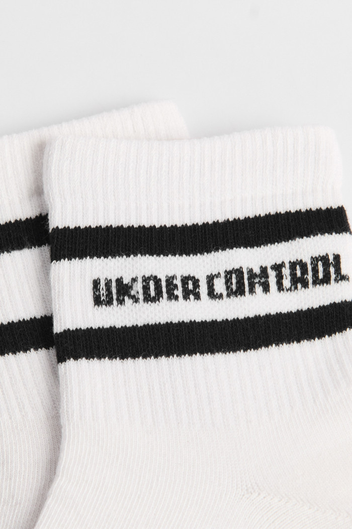 Medias cortas unicolor con diseño de rayas en contraste y diseño.
