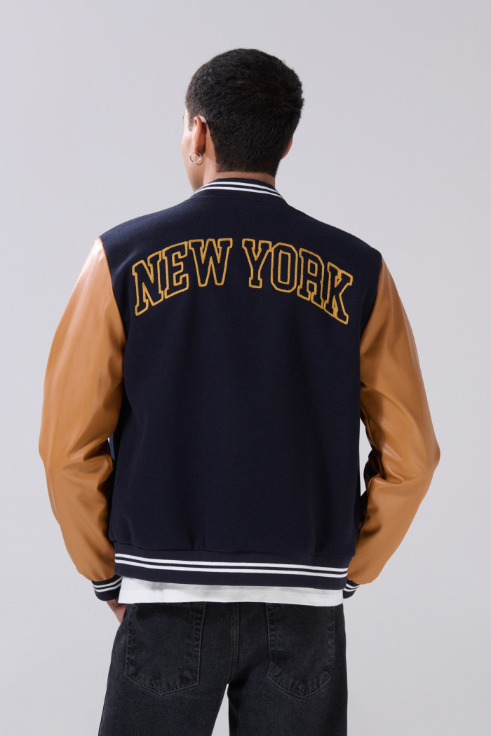 Chaqueta azul intensa bomber con mangas en contraste