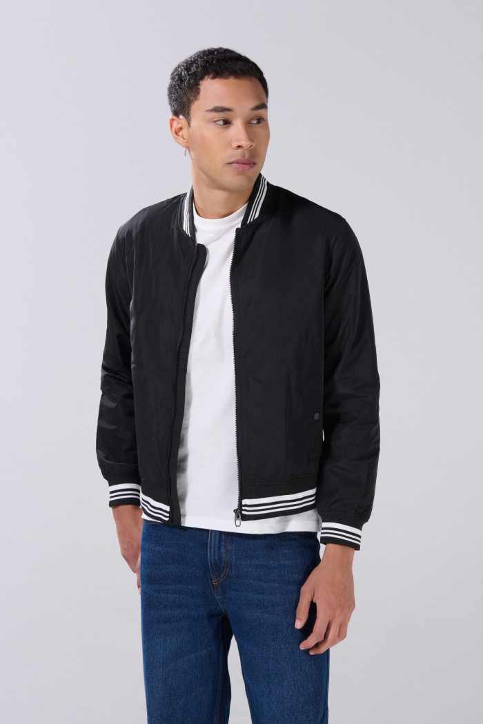 Chaqueta unicolor tipo bomber acolchada con rib con franjas