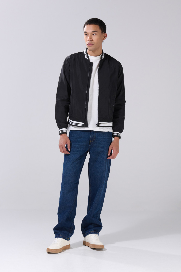Chaqueta unicolor tipo bomber acolchada con rib con franjas
