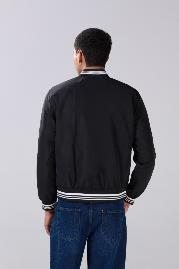 Chaqueta unicolor tipo bomber acolchada con rib con franjas