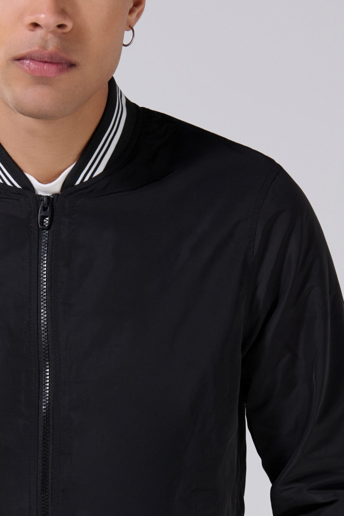 Chaqueta unicolor tipo bomber acolchada con rib con franjas