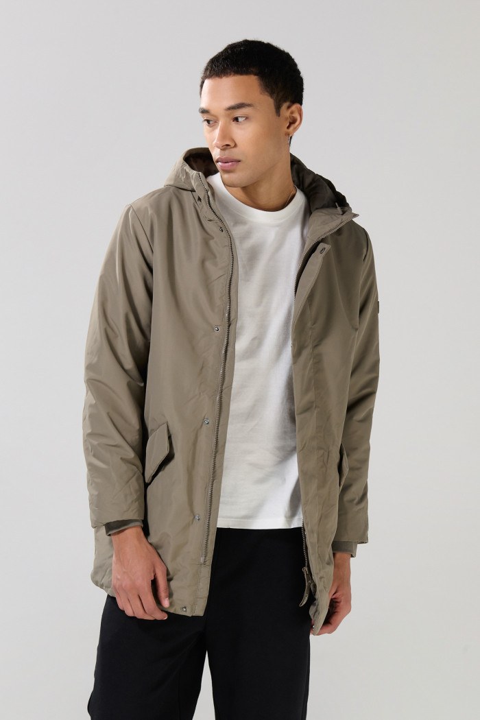 Chaqueta con cuello alto acolchada y capota unicolor