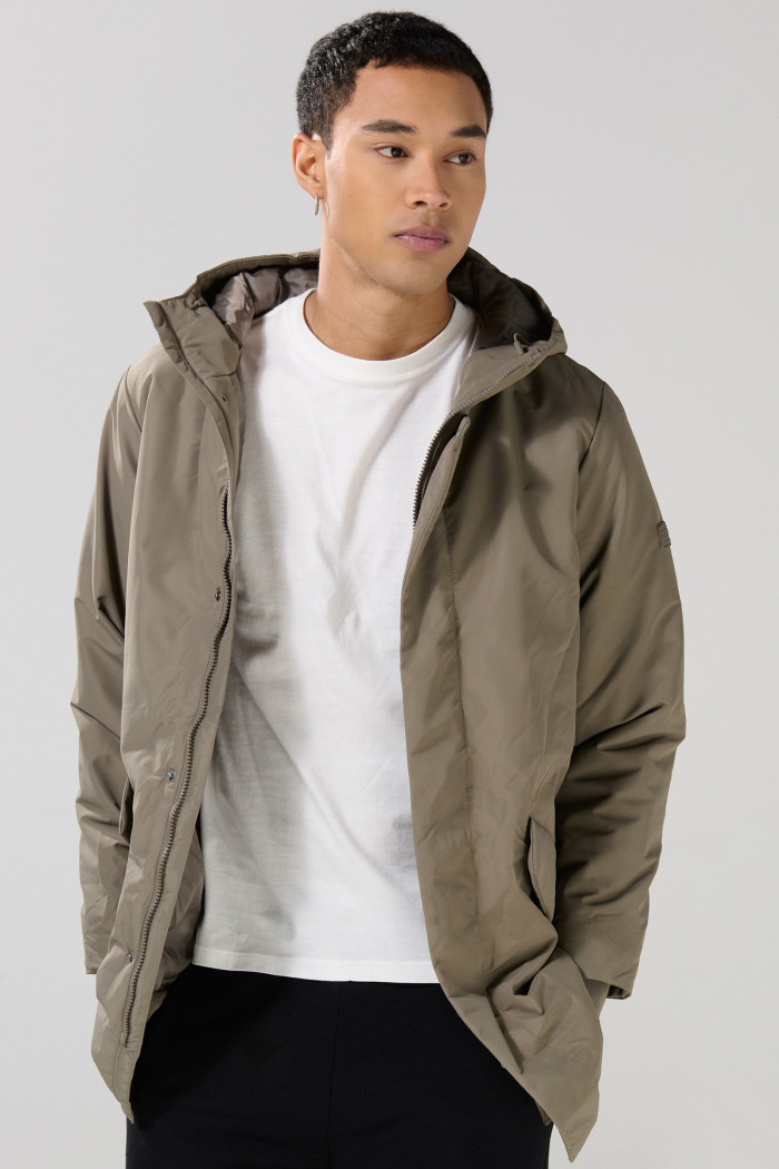 Chaqueta con cuello alto acolchada y capota unicolor