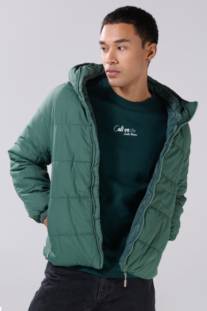 Chaqueta unicolor acolchada con capota y manga ranglan larga
