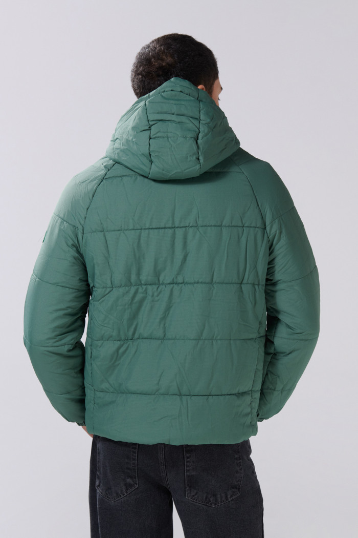 Chaqueta unicolor acolchada con capota y manga ranglan larga
