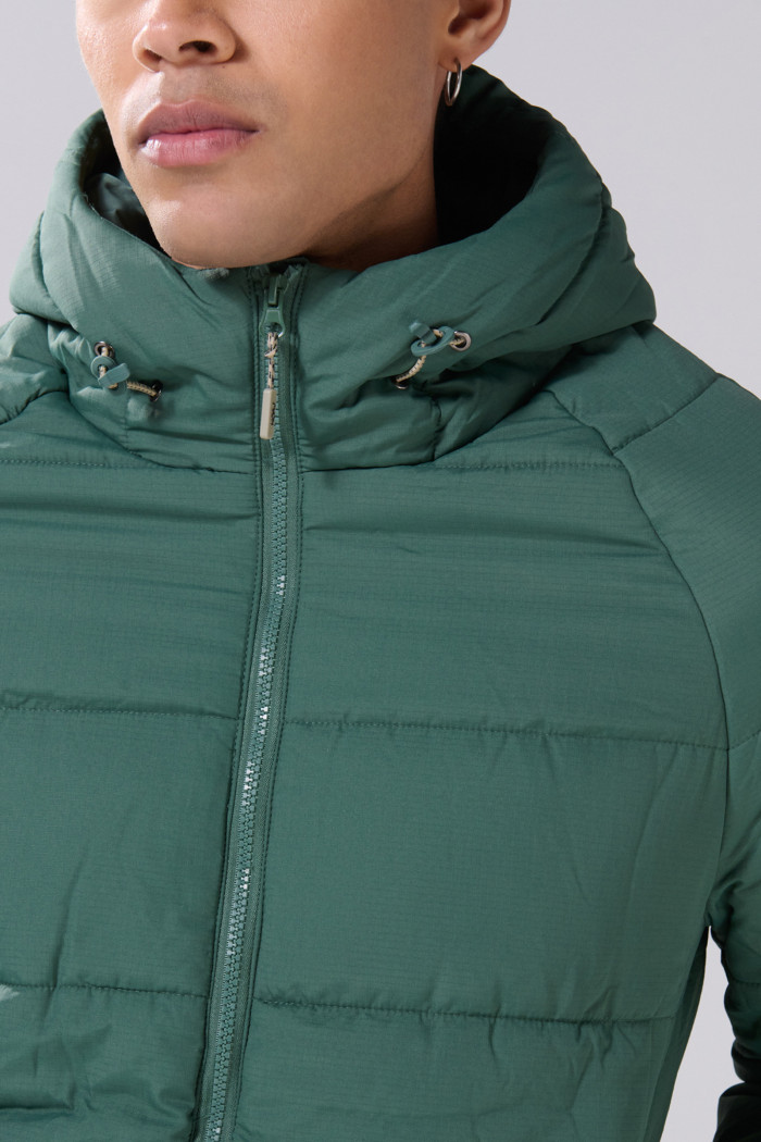 Chaqueta unicolor acolchada con capota y manga ranglan larga
