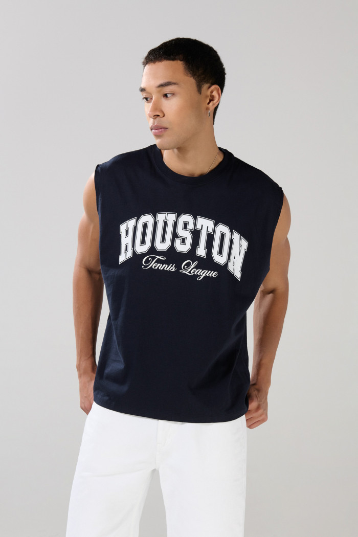 Camiseta manga sisa azul oversize con diseño college