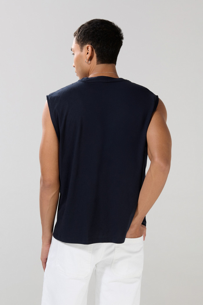 Camiseta manga sisa azul oversize con diseño college