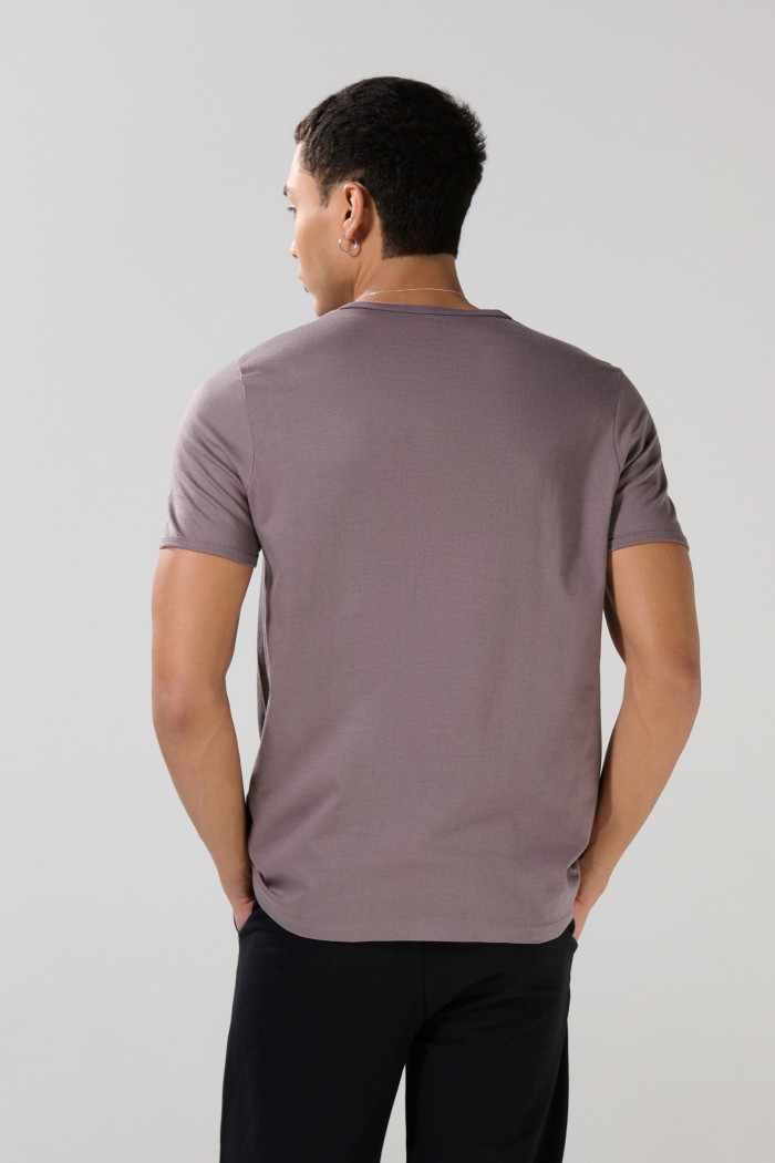 Camiseta en algodón ajustada con cuello redondo unicolor
