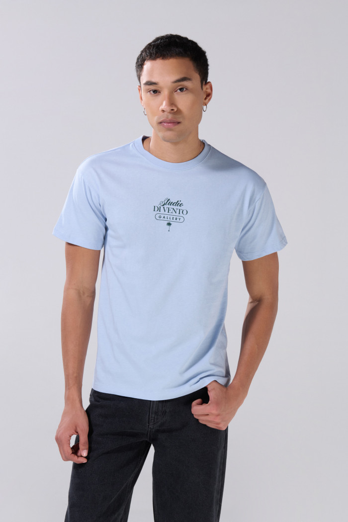 Camiseta college en algodón azul clara con manga corta