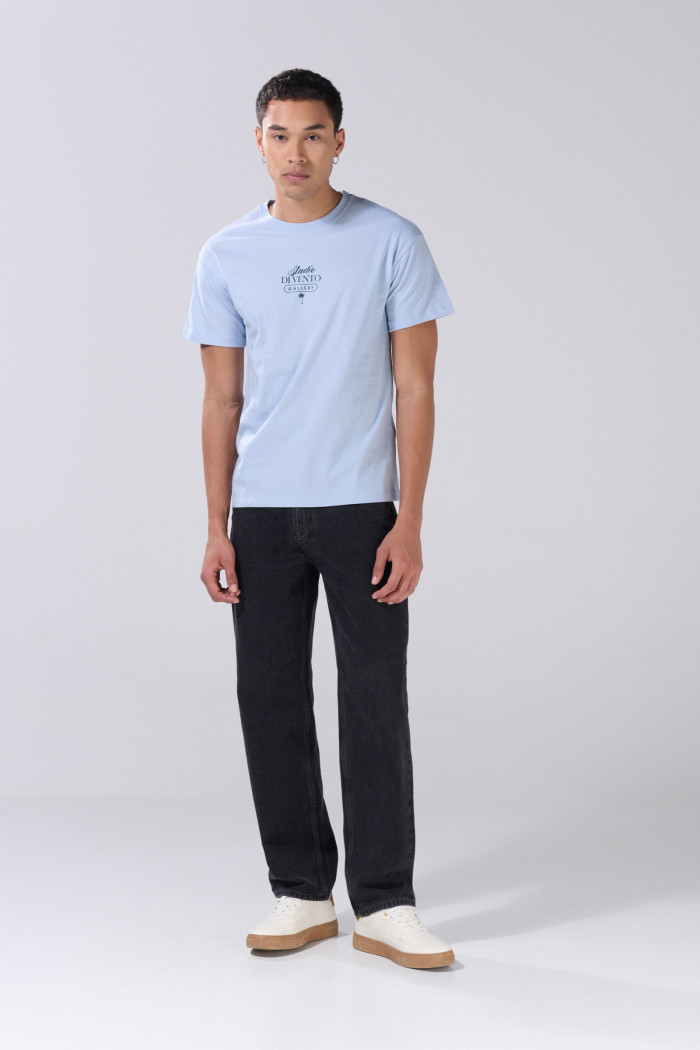 Camiseta college en algodón azul clara con manga corta