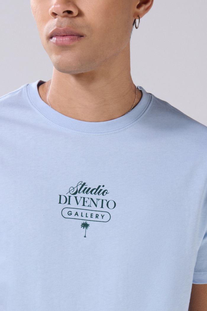 Camiseta college en algodón azul clara con manga corta