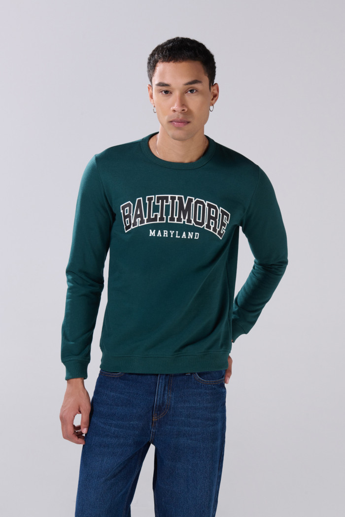 Buzo ajustado cuello redondo verde con texto college