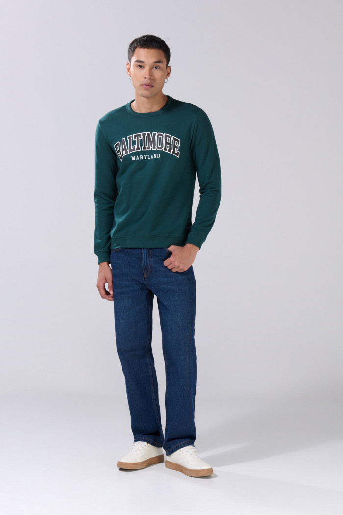Buzo ajustado cuello redondo verde con texto college