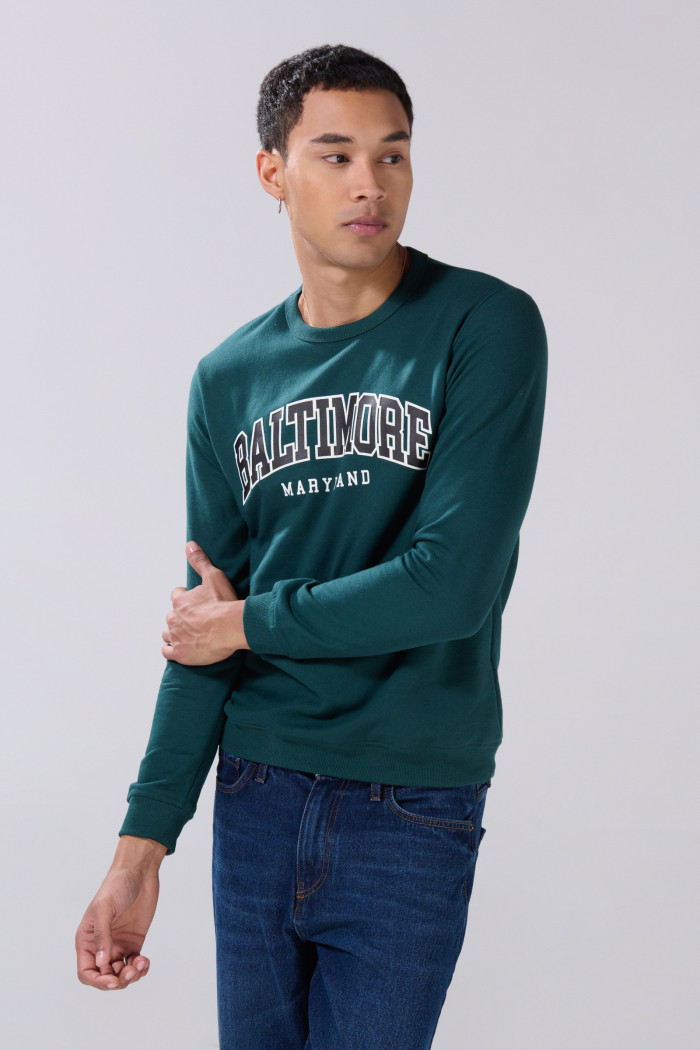 Buzo ajustado cuello redondo verde con texto college