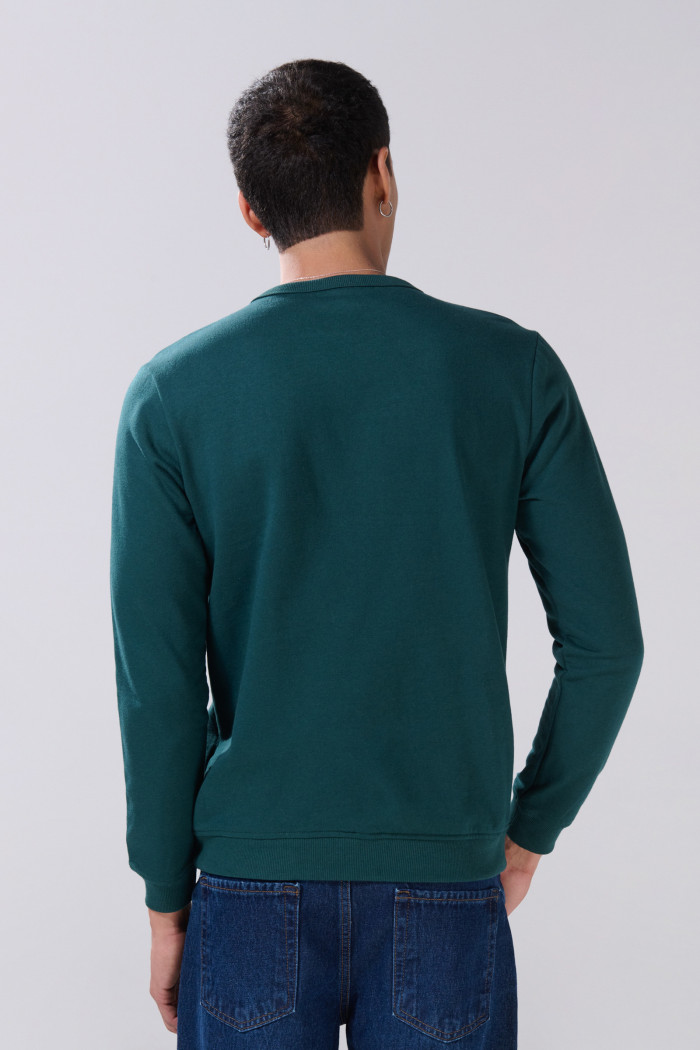 Buzo ajustado cuello redondo verde con texto college