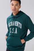 Buzo verde college con manga ranglan y capota