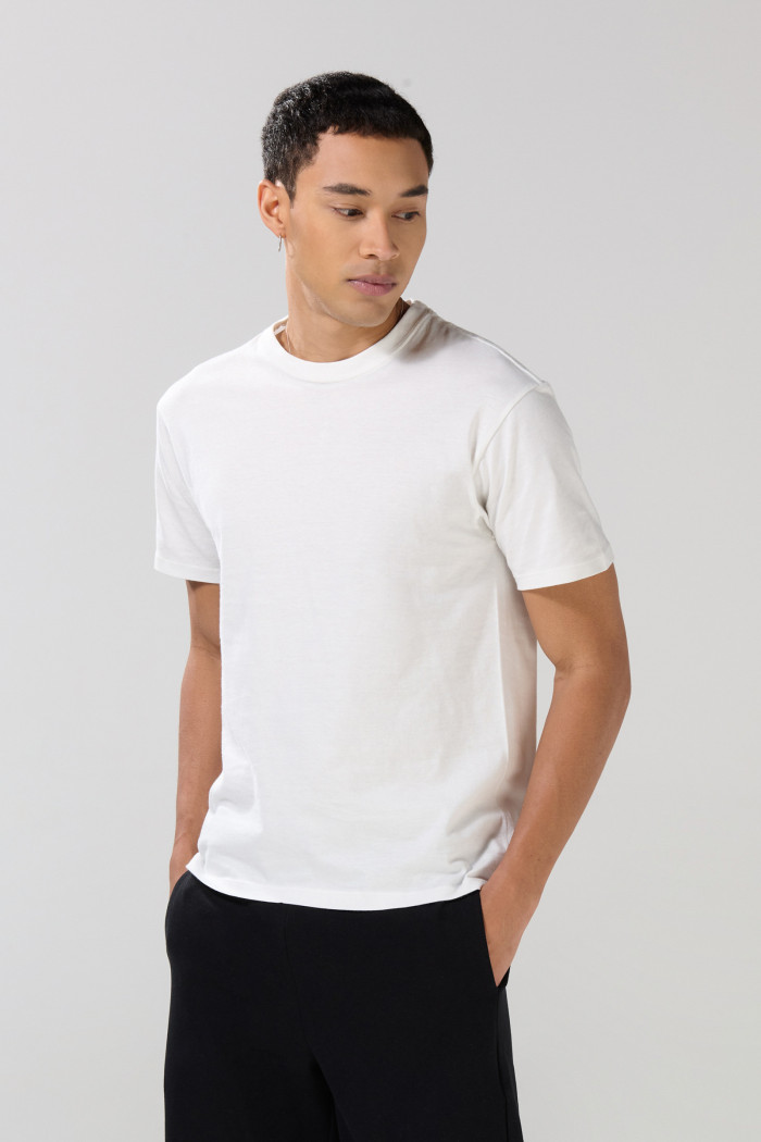 Camiseta crema clara en algodón con cuello redondo en rib