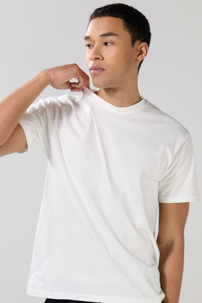 Camiseta crema clara en algodón con cuello redondo en rib