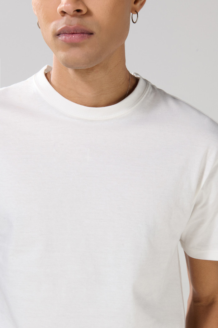 Camiseta crema clara en algodón con cuello redondo en rib