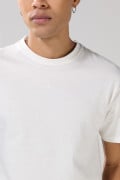 Camiseta crema clara en algodón con cuello redondo en rib