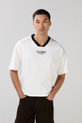Camiseta oversize cuello V unicolor con diseño college