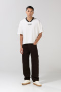 Camiseta oversize cuello V unicolor con diseño college