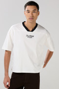 Camiseta oversize cuello V unicolor con diseño college