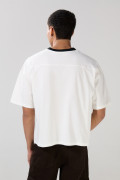 Camiseta oversize cuello V unicolor con diseño college